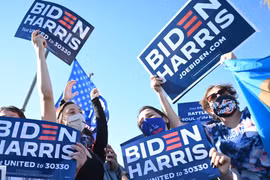 Những người ủng hộ vui mừng trước thông tin ông Joe Biden đắc cử Tổng thống thứ 46 của Hoa Kỳ. (Ảnh: AFP/TTXVN)
