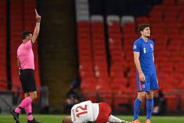 Harry Maguire bị truất quyền thi đấu trong trận thua của tuyển Anh. (Nguồn: Reuters)