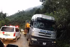Xe cứu thương của lực lượng y tế tham gia cứu nạn các nạn nhân. (Ảnh: Lê Lâm/TTXVN)