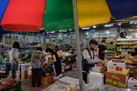 Người dân mua sắm tại một khu chợ ở Seoul, Hàn Quốc. (Ảnh: AFP/TTXVN)