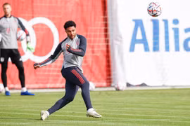 Tiền vệ Bayern Serge Gnabry dương tính với virus SARS-CoV-2