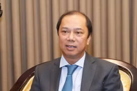 Thứ trưởng Bộ Ngoại giao Nguyễn Quốc Dũng trả lời phỏng vấn báo chí. (Ảnh: Doãn Tấn/TTXVN)