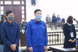 Bị cáo Nguyễn Nhật Cảm và đồng phạm nghe đại diện Viện Kiểm sát đọc Bản cáo trạng truy tố. (Ảnh: Doãn Tấn/TTXVN)