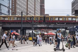 Người dân Berlin phải đeo khẩu trang và giữ khoảng cách tối thiểu 1,5m. (Nguồn: AFP/TTXVN)