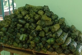 Những chiếc bánh nghĩa tình gửi tới người dân vùng lũ miền Trung