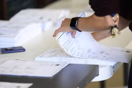 Nhân viên bầu cử kiểm phiếu bầu Tổng thống Mỹ tại Easton, bang Pennsylvania. (Ảnh: AFP/TTXVN)