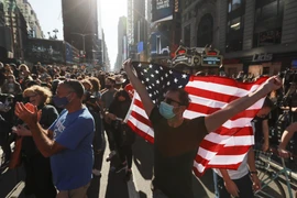 Hình ảnh người dân Mỹ đổ ra đường ăn mừng chiến thắng của ông Biden