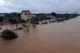 Nước sông Hiếu dâng cao, gây ngập lụt nhà dân và đường giao thông ở phường Đông Thanh, thành phố Đông Hà. (Ảnh: Hồ Cầu/TTXVN)