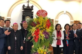 Lãnh đạo thành phố Hà Nội thăm, chúc mừng Giáo phận Hưng Hóa