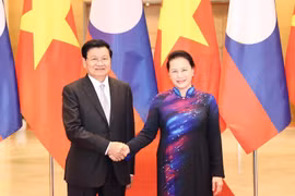 Chủ tịch Quốc hội Nguyễn Thị Kim Ngân hội kiến Thủ tướng Lào Thongloun Sisoulith. (Ảnh: Trọng Đức/TTXVN)
