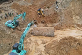 Lực lượng cứu hộ tranh thủ thời tiết thuận lợi nỗ lực tìm kiếm các nạn nhân. (Ảnh: TTXVN phát)
