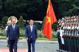 Thủ tướng Nguyễn Xuân Phúc và Thủ tướng Nhật Bản Suga Yoshihide duyệt đội danh dự Quân đội Nhân dân Việt Nam. (Ảnh: Thống Nhất/TTXVN)