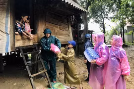Tỉnh đoàn Quảng Trị tặng quà cho nhân dân vùng bị ảnh hưởng nặng nề do lũ lụt ở huyện miền núi Đakrông. (Ảnh: Hồ Cầu-TTXVN)