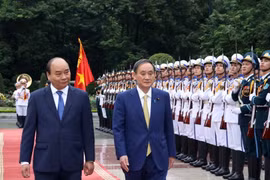 Thủ tướng Nguyễn Xuân Phúc và Thủ tướng Nhật Bản Suga Yoshihide duyệt đội danh dự QĐND Việt Nam. (Ảnh: Thống Nhất/TTXVN)