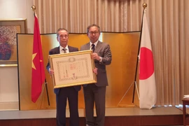 Đại sứ Nhật Bản tại Việt Nam trao Huân chương mặt trời mọc tia sáng vàng và nơ thắt hoa hồng cho Phó Giáo sư-Tiến sỹ Trần Sơn. (Ảnh: Phương Anh/TTXVN)