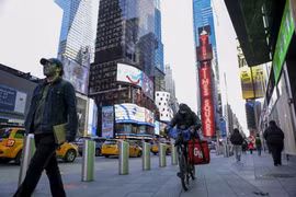 Người dân đeo khẩu trang phòng lây nhiễm COVID-19 tại New York, Mỹ. (Ảnh: THX/TTXVN)