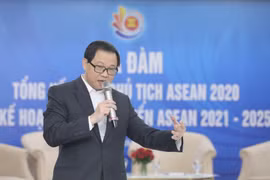 Ông Triệu Minh Long, Vụ trưởng Vụ Hợp tác quốc tế (Bộ Thông tin và Truyền thông) trình bày Kế hoạch tuyên truyền ASEAN giai đoạn 2021-2025. (Ảnh: Minh Quyết/TTXVN)