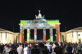 Lễ hội ánh sáng tại Berlin kỷ niệm 30 năm tái thống nhất nước Đức