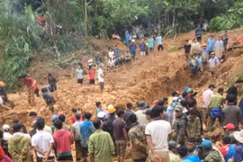 [Photo] Tìm thấy 6 thi thể trong một gia đình bị vùi lấp ở Quảng Trị