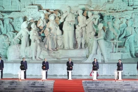 Thủ tướng Nguyễn Xuân Phúc, Thường trực Ban Bí thư Trần Quốc Vượng và các đại biểu thực hiện nghi thức khánh thành Tượng đài 'Bác Hồ với nông dân Việt Nam.' (Ảnh: Thống Nhất/TTXVN)