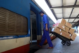 [Photo] Đường sắt Bắc-Nam thông tuyến, bắt đầu vận chuyển hàng cứu trợ
