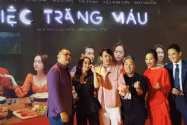 Từ trái sang: Nhà sản xuất Phan Gia Nhật Linh, Kaity Nguyễn, Kiều Minh Tuấn, đạo diễn Quang Dũng, Hồng Ánh, Hứa Vĩ Văn tại buổi chiều sớm đầu tiên tại Hà Nội, ngày 20/10. (Ảnh: Minh Anh/Vietnam+)