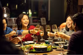 'Tiệc trăng máu' chính thức đặt chân vào 'Câu lạc bộ trăm' phim Việt có doanh thu trên 100 tỷ đồng. (Ảnh: Lotte Entertainment) 