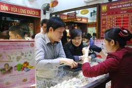 Khách hàng giao dịch vàng miếng (Ảnh: btmc.vn)