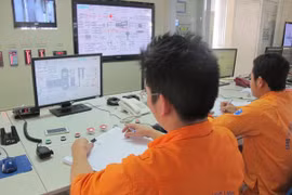 Nhân viên Hòa Phát đang theo dõi hệ thống điện phục vụ sản xuất (Ảnh: Đức Duy/Vietnam+)