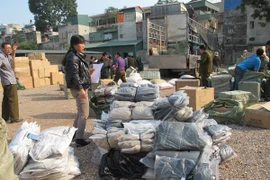 Thu giữ gần 3.000 bộ quần áo, cặp tóc giả nhãn hiệu nổi tiếng