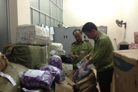 Đội QLTT số 15 thu giữ 24.000 viên trà giảm cân không rõ nguồn gốc, chất lượng (Ảnh: Đức Duy/Vietnam+)