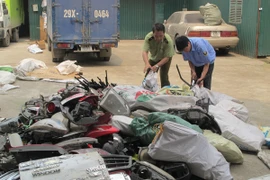 Lực lượng QLTT Hà Nội đang tiến hành tiêu hủy hàng lậu (Ảnh: Đức Duy/Vietnam+)