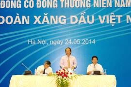 Hội đồng quản trị Tập đoàn Xăng dầu Việt Nam đang phổ biến về chương trình của đại hội cổ đông (Ảnh: Đức Duy/Vietnam+)