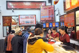 Khách hàng đang giao dịch vàng miếng (Ảnh: btmc.vn)
