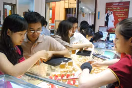 Khách hàng đang giao dịch tại hệ thống Bảo Tín Minh Châu (Ảnh:btmc.vn)