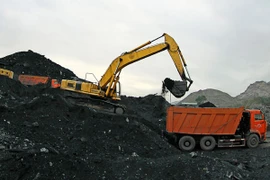 Khai thác than phục vụ sản xuất và xuất khẩu (Ảnh: TTXVN)