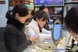 Khách hàng đang giao dịch vàng miếng (Ảnh: Đức Duy/Vietnam+)