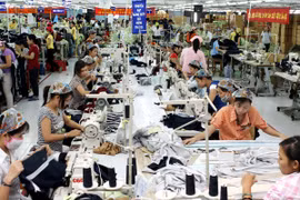 Sản xuất hàng dệt may xuất khẩu (Ảnh: TTXVN)