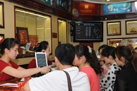 Khách hàng đang giao dịch vàng tại Công ty Bảo Tín Minh Châu (Ảnh: btmc.vn)