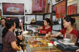 Khách hàng đang giao dịch vàng miếng tại hệ thống Bảo Tín Minh Châu (Ảnh: btmc.vn)