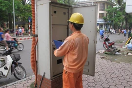 Cán bộ Tổng công ty điện lực Hà Nội đang kiểm tra các trạm biến áp nhằm đảm bảo cấp điện an toàn và ổn định (Ảnh: Đức Duy/Vietnam+)
