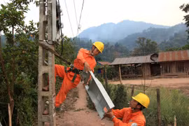 Công ty Điện lực Điện Biên đang láp công tơ điện cho các hộ dân vùng sâu vùng xa (Ảnh minh họa. Nguồn: TTXVN)