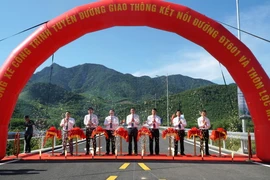 Các lãnh đạo thực hiện nghi thức thông xe cho tuyến đường mới. (Ảnh: Quốc Dũng/TTXVN)