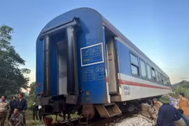 Hiện trường tàu SE 2 bị trật bánh khỏi đường ray tại km 720+950 ở huyện Phú Lộc, tỉnh Thừa Thiên-Huế. (Ảnh minh họa: TTXVN phát)