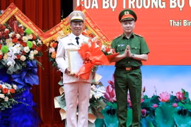 Thiếu tướng Nguyễn Ngọc Lâm, Thứ trưởng Bộ Công an trao quyết định của Bộ trưởng Bộ Công an cho Đại tá Trần Xuân Ánh. (Ảnh: Thế Duyệt/TTXVN)