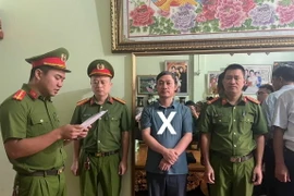 Cơ quan Cảnh sát điều tra Công an tỉnh Lai Châu công bố lệnh khám xét nơi ở của Vũ Văn Hinh. (Ảnh: TTXVN phát)