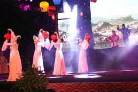 Tiết mục giao lưu văn nghệ tại đêm khai mạc. (Ảnh: Trịnh Bang Nhiệm/TTXVN)