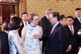 Chủ tịch UBND Thành phố Hồ Chí Minh Phan Văn Mãi trao đổi với bà Josefine Wallat, Tổng Lãnh sự Đức tại Thành phố Hồ Chí Minh, Trưởng Lãnh sự đoàn tại Thành phố Hồ Chí Minh tại buổi chiêu đãi. (Ảnh: Xuân Khu/TTXVN)