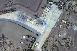 Hiện trường một vụ không kích nhằm vào sân bay Hodeida, Yemen, ngày 12/1/2024. (Ảnh: AFP/TTXVN)