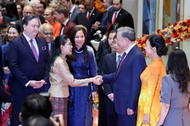 Tổng Bí thư, Chủ tịch nước Tô Lâm và Phu nhân đón các đại sứ, đại biện, trưởng đại diện các tổ chức quốc tế đến dự. (Ảnh: TTXVN)